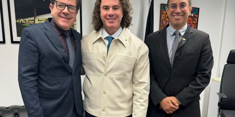 Veneziano recebe quase 70 prefeitos eleitos e atuais, deputados, vereadores e lideranças em Brasília