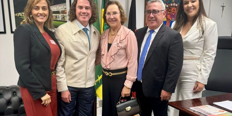 Veneziano recebe quase 70 prefeitos eleitos e atuais, deputados, vereadores e lideranças em Brasília