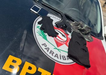 Polícia Militar aborda carro e prende suspeitos com arma, munições e balaclava na Capital