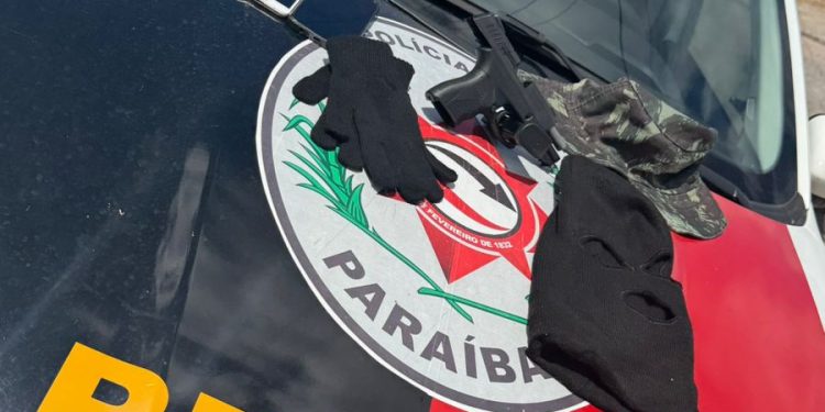 Polícia Militar aborda carro e prende suspeitos com arma, munições e balaclava na Capital