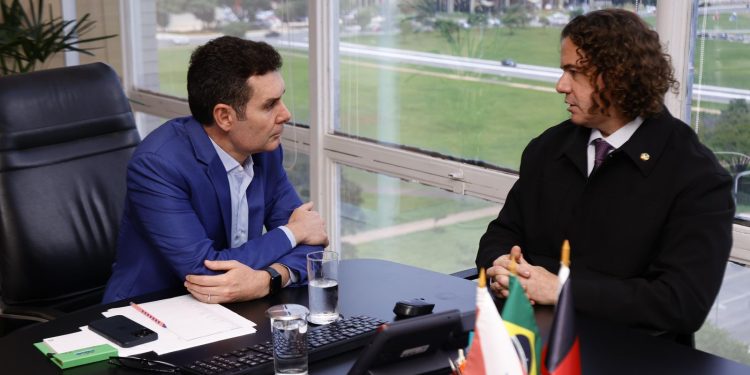 Veneziano se reúne com ministro das Cidades em Brasília e trata da construção de moradias em cidades da Paraíba