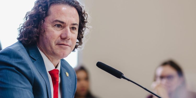 Veneziano confirma liberação de R$ 38 milhões pelo governo federal para continuidade da Operação Carro-Pipa