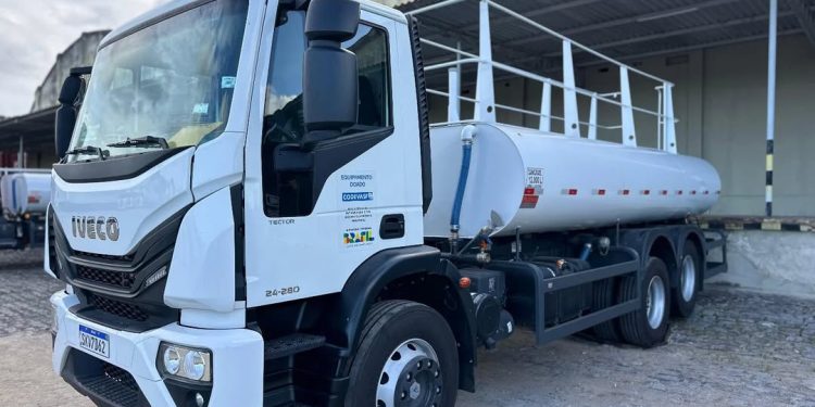 Campina Grande recebe carro-pipa de conjunto de máquinas de R$ 5 milhões conseguido por Veneziano, em parceria com a Codevasf