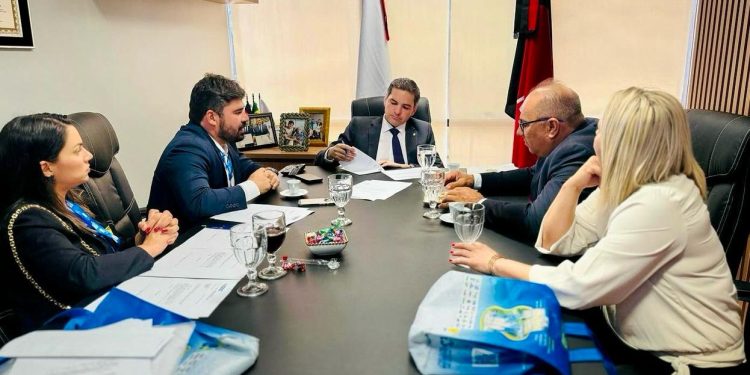 Murilo Galdino atende prefeitos de vários municípios paraibanos presentes em Brasília