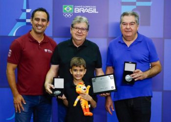 Governador participa de cerimônia de premiação de atletas e recebe homenagem pelo apoio aos Jogos da Juventude