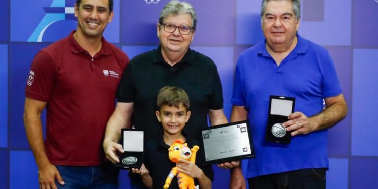Governador participa de cerimônia de premiação de atletas e recebe homenagem pelo apoio aos Jogos da Juventude
