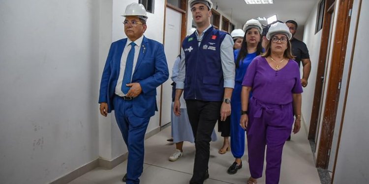 Governador em exercício Adriano Galdino visita obras do Hospital da Mulher e reforma do Arlinda Marques