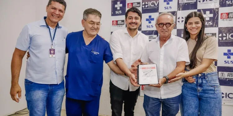 Prefeito da Capital entrega catracas de reconhecimento facial e autoriza construção de corredor externo no ICV