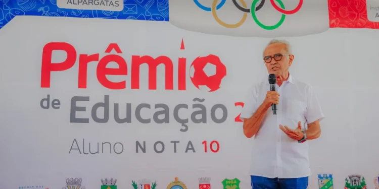 Cícero Lucena celebra Prêmio Aluno Nota 10 em 100% das escolas do Município, com mais de mil alunos
