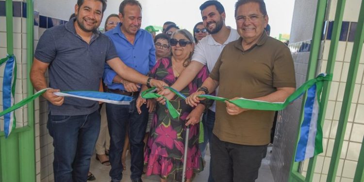 Adriano Galdino participa de inauguração de escola no Sítio Assentamento de Poços, em Teixeira