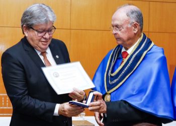 João Azevêdo é homenageado com título de acadêmico benemérito da Academia Paraibana de Engenharia e agradece honraria