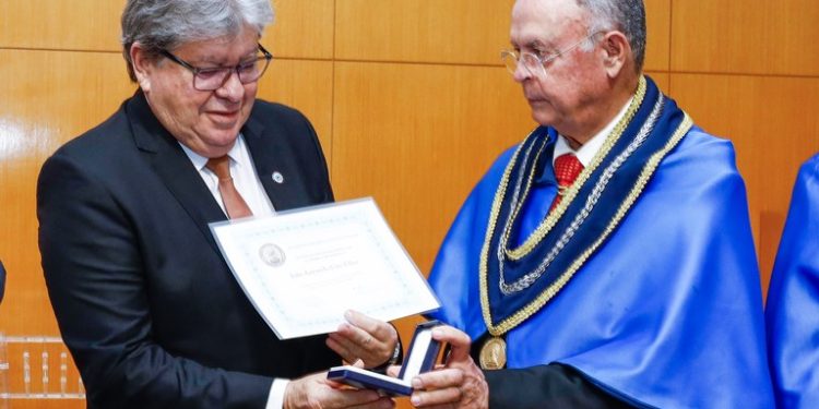 João Azevêdo é homenageado com título de acadêmico benemérito da Academia Paraibana de Engenharia e agradece honraria