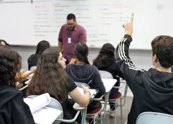 Metade das escolas brasileiras descumpre lei antirracista