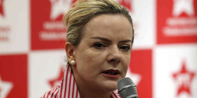 ‘Especulação contra o Brasil’, diz Gleisi sobre a alta do dólar; PT volta a criticar presidente do BC