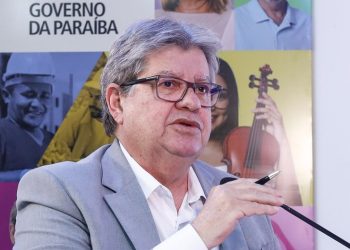 João Azevêdo anuncia pagamento de R$ 2,4 bilhões em salários, 2ª parcela do 13º e abono natalino