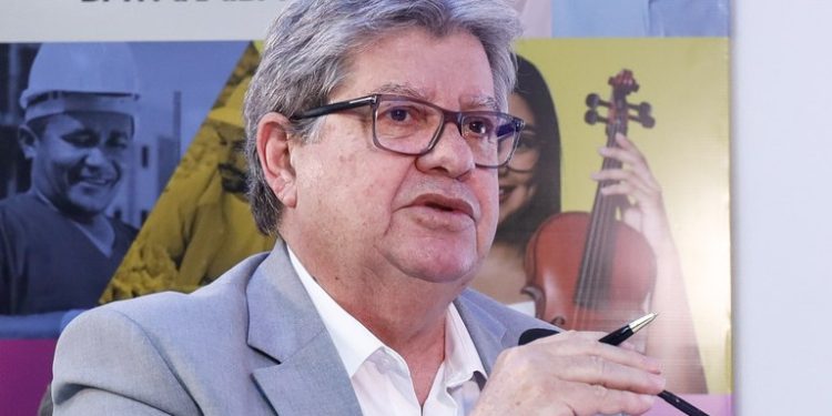 João Azevêdo anuncia pagamento de R$ 2,4 bilhões em salários, 2ª parcela do 13º e abono natalino