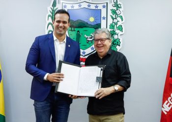 João Azevêdo transmite cargo para vice-governador Lucas Ribeiro