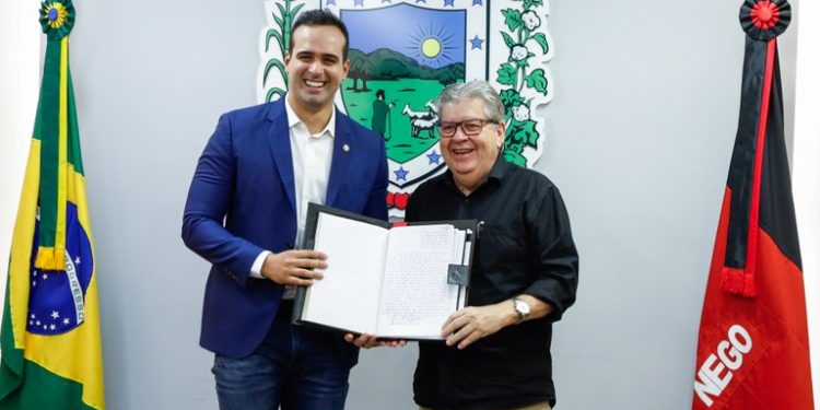 João Azevêdo transmite cargo para vice-governador Lucas Ribeiro