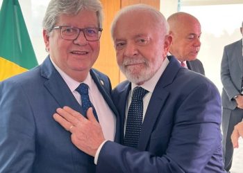 João Azevêdo prestigia solenidade de assinatura de aditivo de R$ 3,6 bilhões para obras da Transnordestina com presença de Lula