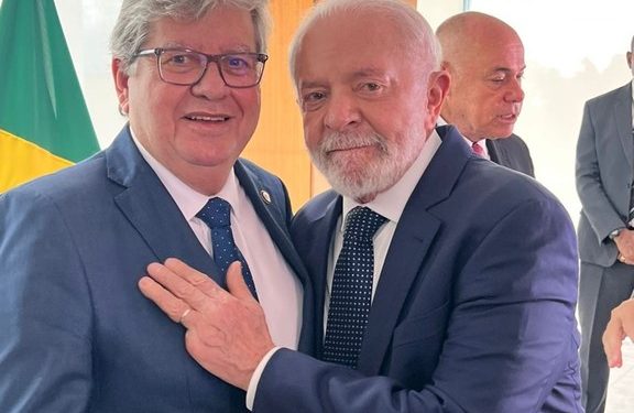 João Azevêdo prestigia solenidade de assinatura de aditivo de R$ 3,6 bilhões para obras da Transnordestina com presença de Lula