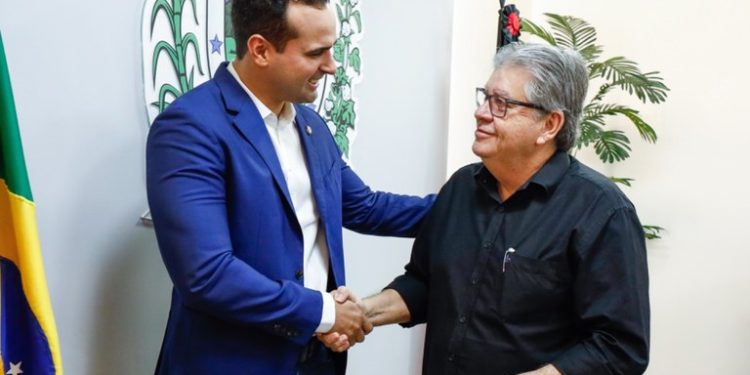 João Azevêdo transmite cargo para vice-governador Lucas Ribeiro