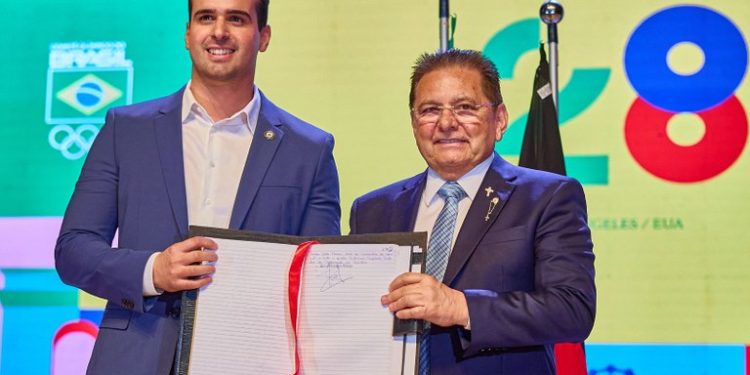 Lucas Ribeiro transmite cargo para Adriano Galdino e afirma que governo seguirá o ritmo de trabalho