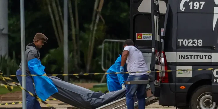 Polícia retira corpo de autor de atentado na Praça dos Três Poderes