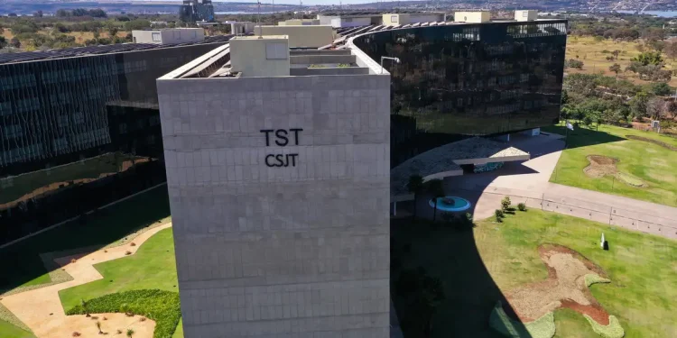 Reforma trabalhista se aplica a contratos anteriores à lei, decide TST