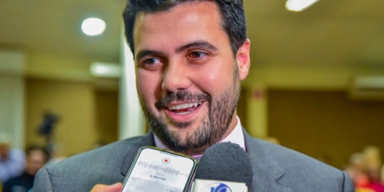 Lei de Wilson Filho prioriza mães-solo no acesso à programas sociais e matrículas escolares na Paraíba