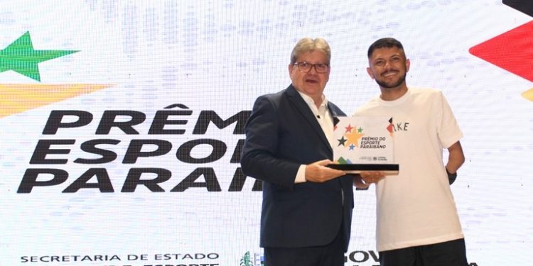 João Azevêdo homenageia atletas que se destacaram em 2024 e anuncia investimentos para o esporte