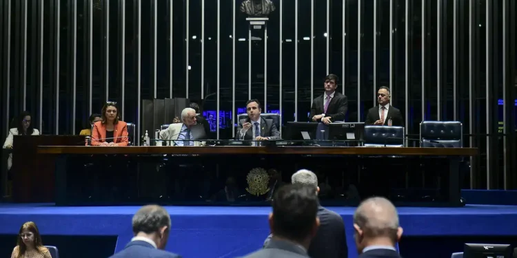 Senado aprova teto para salário mínimo e mudanças no BPC
