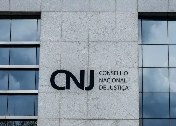 CNJ suspende pagamento de auxílio-alimentação de R$ 10 mil para juízes