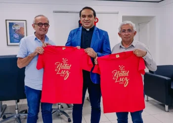 Cícero Lucena e padre Nilson Nunes apresentam programação do Natal de Luz