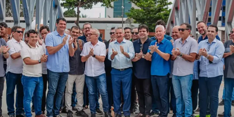 Cícero Lucena inaugura ponte e autoriza pavimentação de mais 11 ruas no bairro São José