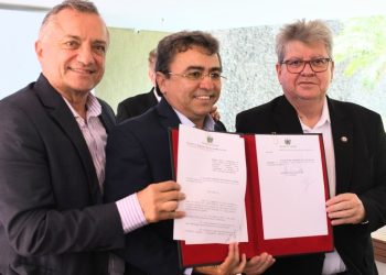 João Azevêdo assina decreto e inclui setor de transporte de cargas no parcelamento do ICMS de dezembro