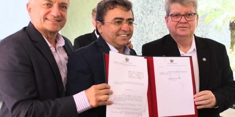 João Azevêdo assina decreto e inclui setor de transporte de cargas no parcelamento do ICMS de dezembro