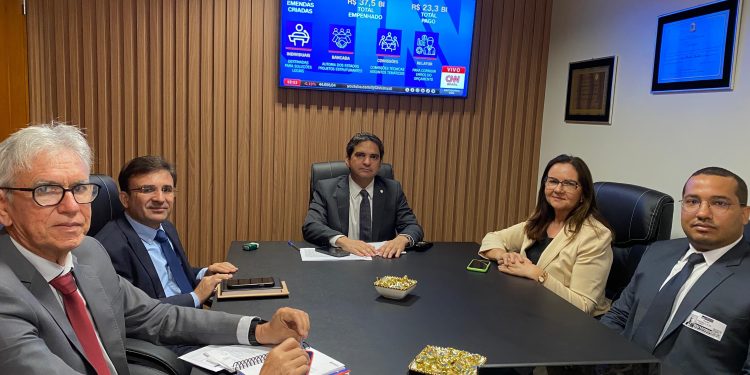Murilo Galdino recebe reitora da UFPB e prefeitos paraibanos com pautas sobre ações e emendas