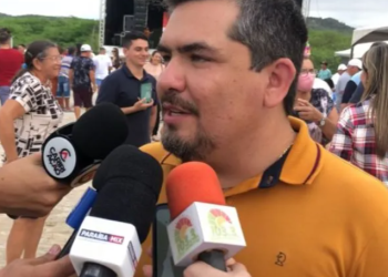 Prefeito de Coxixola cogita processo contra cantor da Banda Cavaleiros do Forró após declarações ofensivas