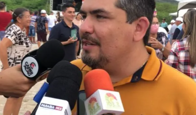 Prefeito de Coxixola cogita processo contra cantor da Banda Cavaleiros do Forró após declarações ofensivas