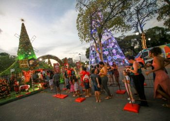 Apresentações de cultura popular e decoração natalina encantam as famílias no Parque Sólon de Lucena