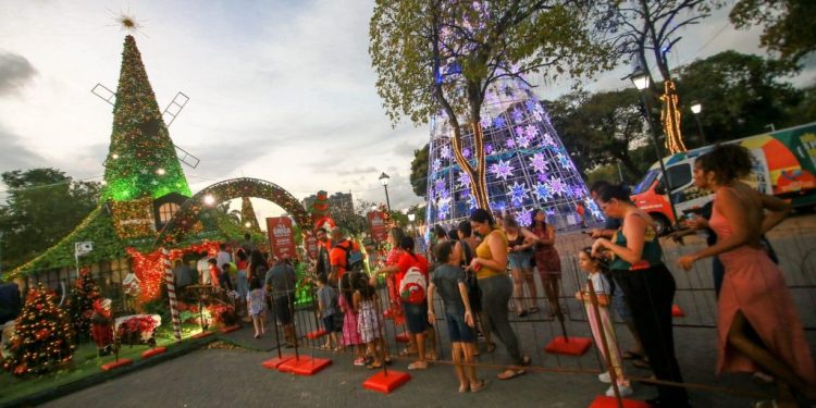 Apresentações de cultura popular e decoração natalina encantam as famílias no Parque Sólon de Lucena