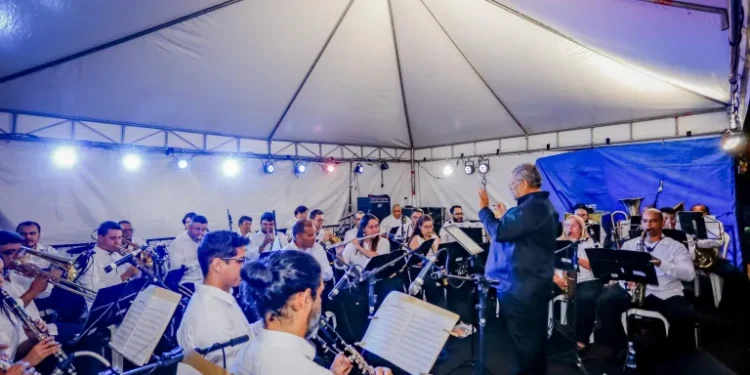 Público aplaude shows de Renata Arruda e Diana Miranda celebrando 60 anos da Banda 5 de Agosto