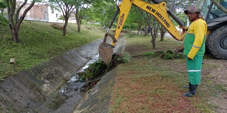 Prefeitura de Campina Grande vai intensificar limpeza e desobstrução de canais por conta da chegada das chuvas