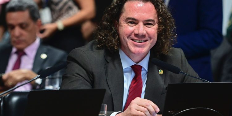 “Tax Free” aprovado na Reforma Tributária foi proposto por Veneziano quando deputado e incentivará turistas internacionais a comprarem no Brasil