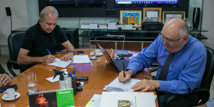 TCE-PB e prefeitura de Patos firmam Pacto de Adequação operacional para reduzir contratações de MEIs até 2028