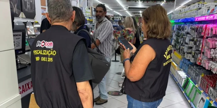 Procon-JP participa de ação para coibir venda irregular de réplicas de arma com munição em gel