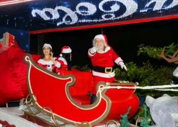 Moradores e turistas se emocionam durante passagem da Caravana Iluminada da Coca-Cola por João Pessoa
