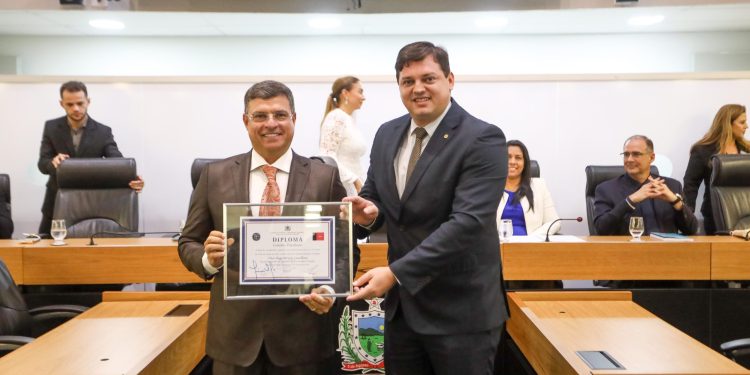 ALPB concede cidadania paraibana ao prefeito de Cabedelo, Vitor Hugo