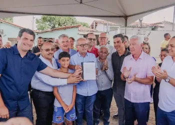 Cícero Lucena assina ordem de serviço para construção do Campo do Alvorada, no Bairro dos Novais