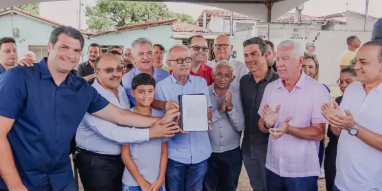 Cícero Lucena assina ordem de serviço para construção do Campo do Alvorada, no Bairro dos Novais